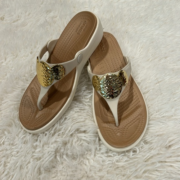 CROCS SANRAH WEDGE flip flops. White and gold. EUC and I mean EXCELLENT - Picture 6 of 7